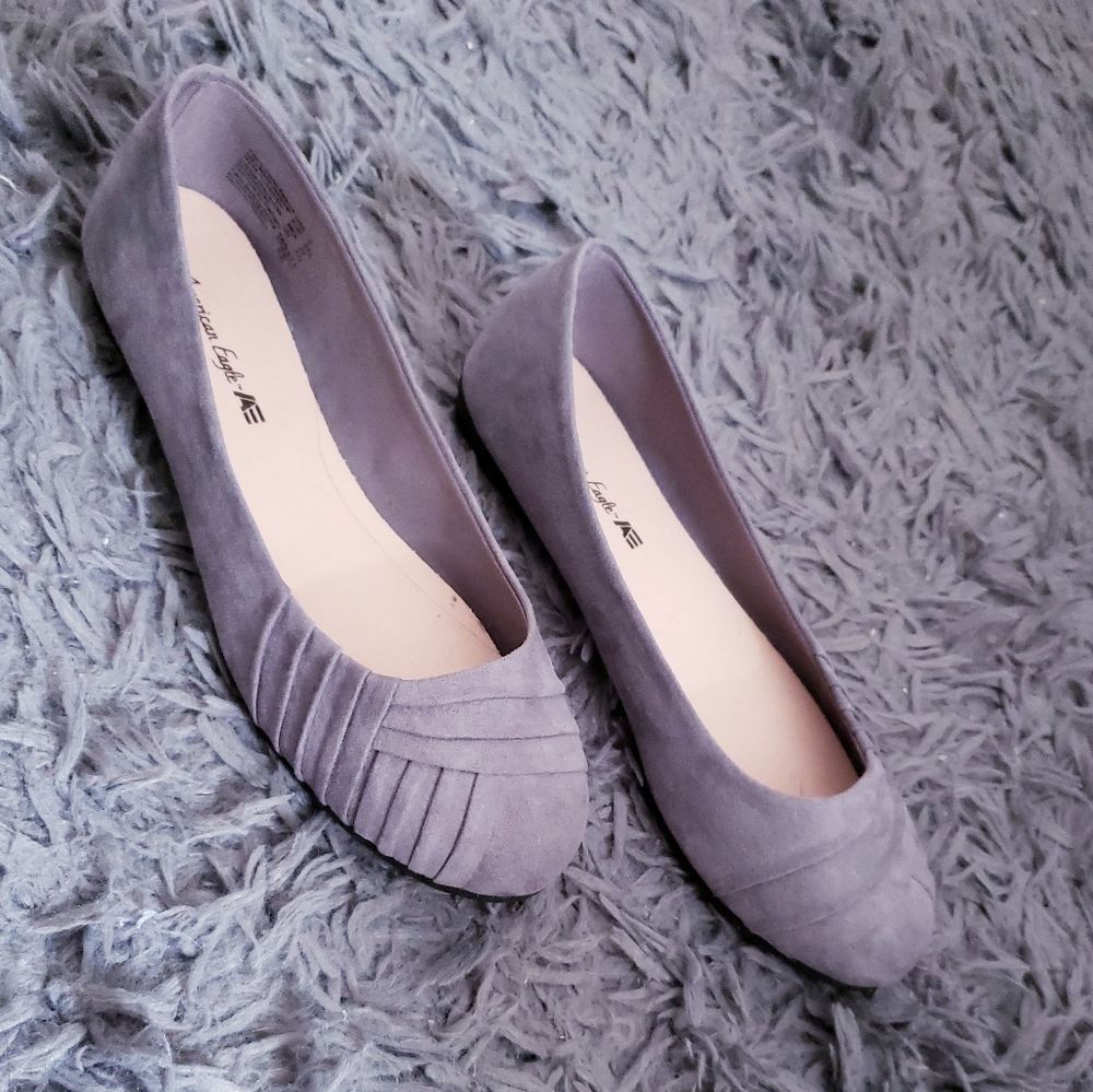 American Eagle gray faux suede flats
